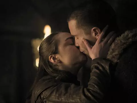 Maisie Williams e Joe Dempsie se beijando em Game of Thrones (HBO/Reprodução)