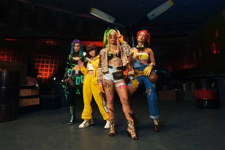 Anitta e dançarinas usam roupas das personagens de Free Fire no clipe de "Tropa".