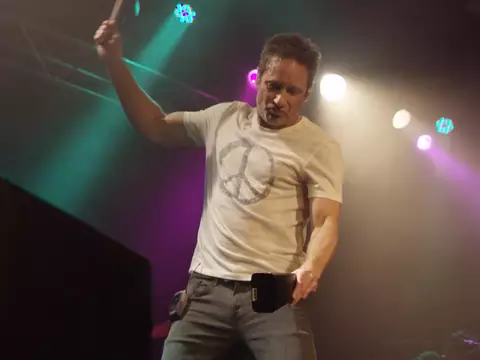 David Duchovny lança novo clipe, "Stranger in the Sacred Heart"; confira