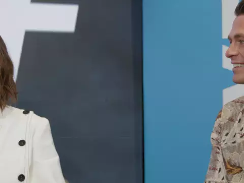 Colton Haynes e Shelley Hennig durante entrevista ao Omelete (Reprodução)