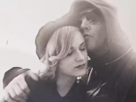 Evan Rachel Wood e Marilyn Manson em foto exibida em Phoenix Rising (Reprodução)