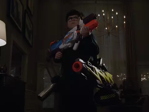 Archie Yates no revival de Esqueceram de Mim (Disney+/Divulgação)