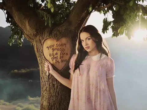 Olivia Rodrigo na capa alternativa de "you seem pretty sad for a girl so in love" (Divulgação)