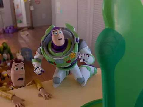 Toy Story 5 ganha novo pôster com brinquedos reunidos contra tablet; confira