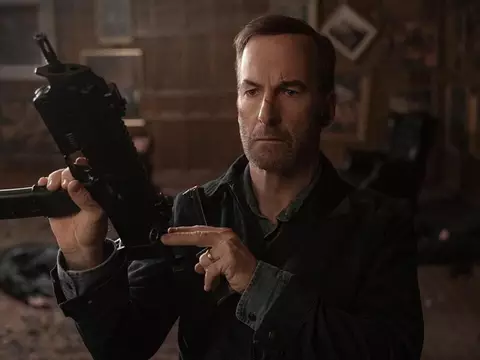 Anônimo 2 | Continuação ganha nova imagem com Bob Odenkirk em ação