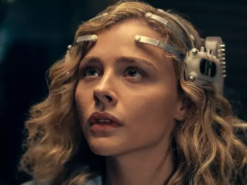 Chlöe Grace Moretz em Periféricos (Amazon Prime Video/Reprodução)