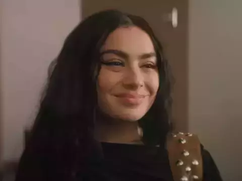 The Moment | Filme estrelado por Charli XCX ganha data de estreia no Brasil