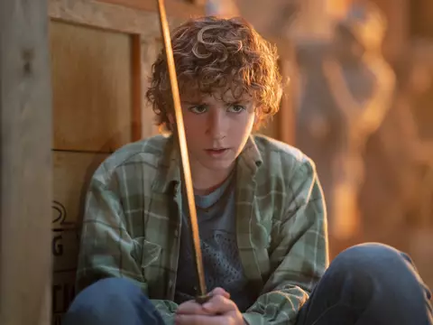 Percy Jackson e Os Olimpianos ganha imagens de Percy e Nico no 3º ano