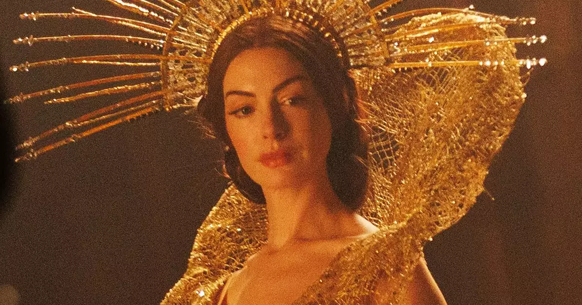 Mother Mary abusa do teatro para falar de pop