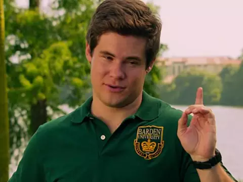 Adam Devine em cena de A Escolha Perfeita 2 (Reprodução)
