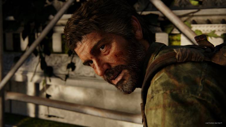 Cena do trailer de The Last of Us Part I mostra o protagonista Joel, um homem branco de cabelos e barbas castanhos
