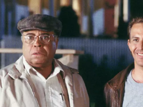 James Earl Jones ao lado de Kevin Costner, em cena de Campo dos Sonhos
