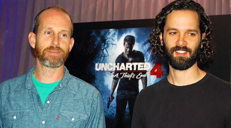 Foto do lançamento de Uncharted 4 mostra Bruce Straley, à esquerda, ao lado de Neil Druckmann, à direita