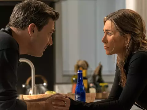 Jon Hamm e Jennifer Aniston, em cena de The Morning Show