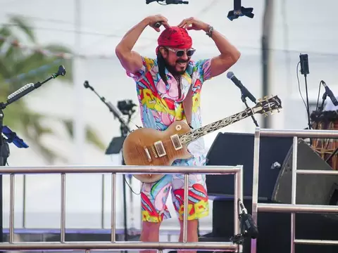 Bell Marques agita o Carnaval de Salvador com suas bandanas