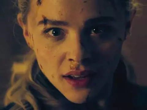 Chloë Grace Moretz em cena de Periféricos (Reprodução)
