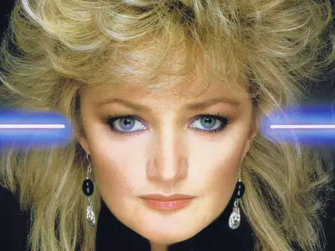 Bonnie Tyler se apresenta durante eclipse