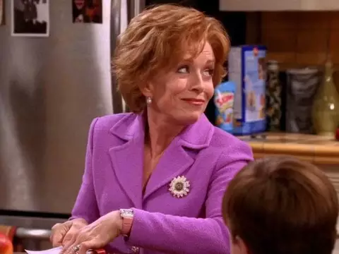 Holland Taylor diz que nunca foi "muito bem paga" em Two and a Half Men; entenda