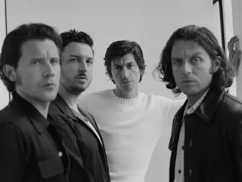 Los Arctic Monkeys regresan a la Tierra, pero se alejan aún más en The Car
