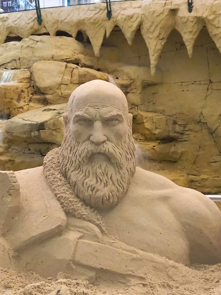 Kratos feito de areia.