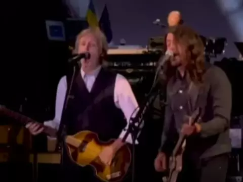 Paul McCartney e Dave Grohl em show no Glastonbury 2022 (Reprodução/YouTube)