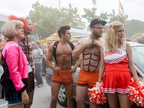 Vizinhos 2 | Zac Efron se besunta de óleo no primeiro clipe do filme