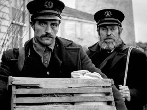Robert Pattinson e Willem Dafoe em O Farol, de Robert Eggers