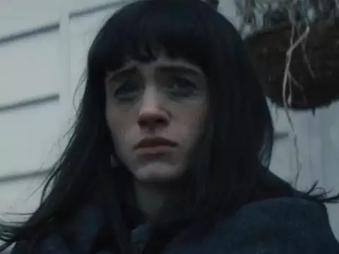 Com Asa Butterfield e Natalia Dyer, O Jogo da Invocação ganha trailer assustador