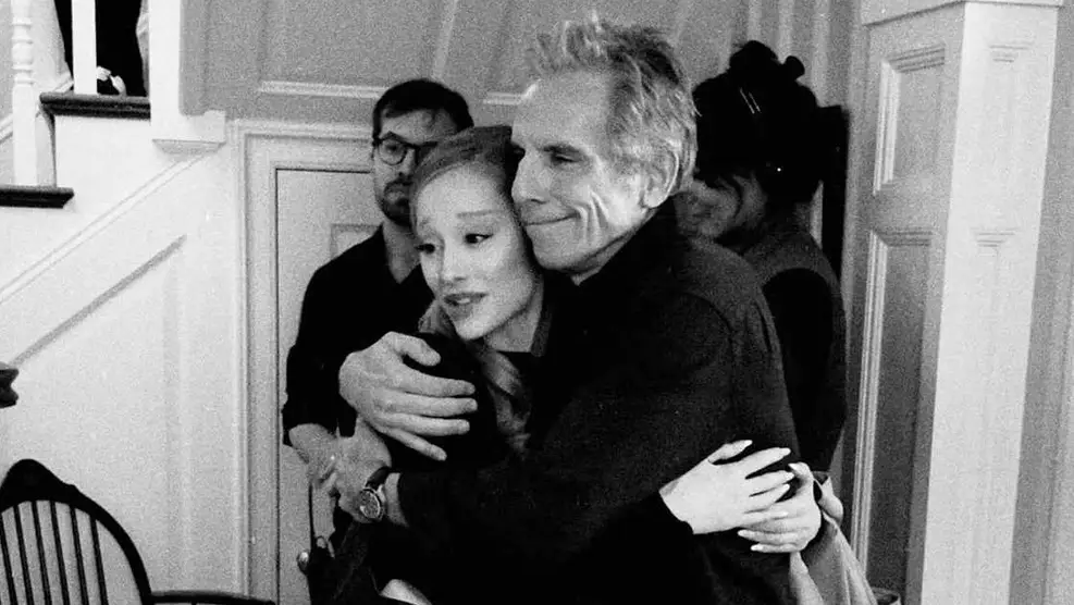 Foto de Ariana Grande e Ben Stiller nos bastidores de Entrando numa Fria 4