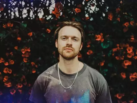 Finneas, Aaron Rowe e mais artistas abandonam turnê de Ed Sheeran após demissão de Macklemore