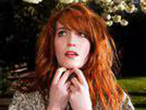 Vocalista do Florence + Machine é surpreendida por voz de fã em visita a hospital