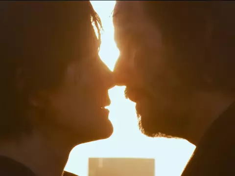 Carrie-Anne Moss e Keanu Reeves em cena de Matrix Resurrections (Reprodução/YouTube)