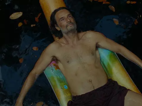 Foto de Rodrigo Santoro, que terá painel na CCXP25, em O Último Azul