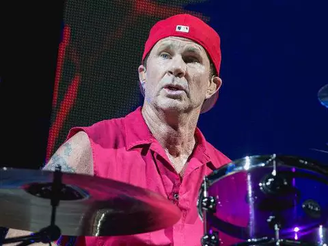 Baterista do Red Hot Chili Peppers, Chad Smith sai do palco ao ser chamado de Will Ferrell; veja