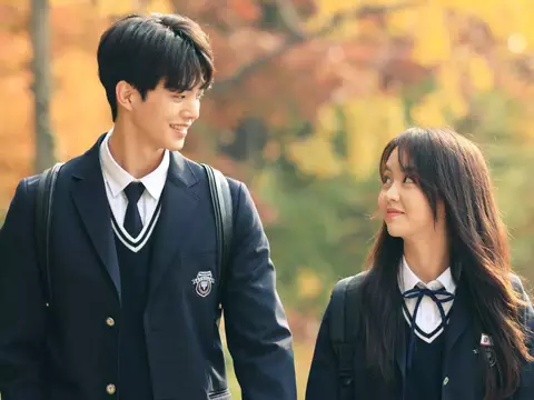 Song Kang e Kim So-hyun em Love Alarm (Reprodução)