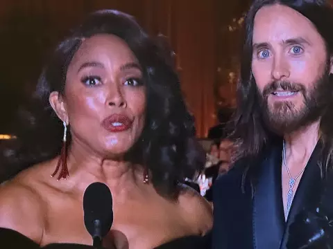 Jared Leto e Angela Bassett no Globo de Ouro (Reprodução)