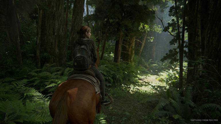 Ellie cavalgando.