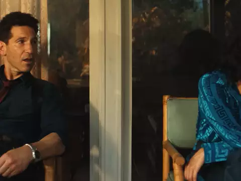 Jon Bernthal e Tessa Thompson em Dele & Dela (Reprodução)