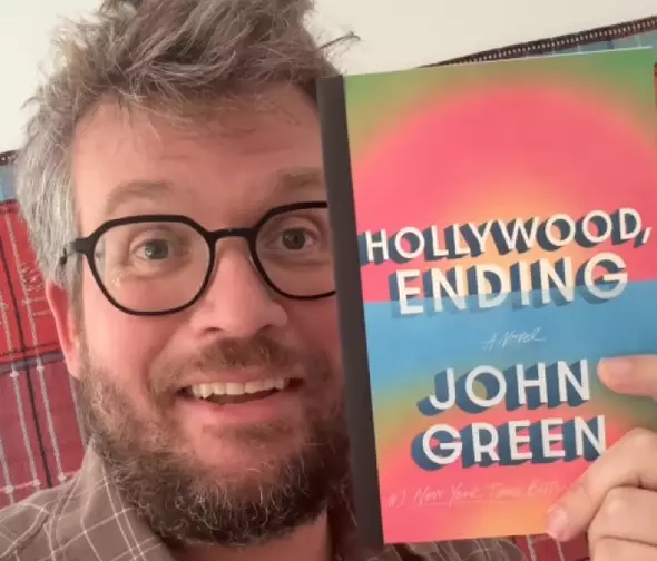 John Green com uma cópia de Um Final de Cinema (Reprodução)