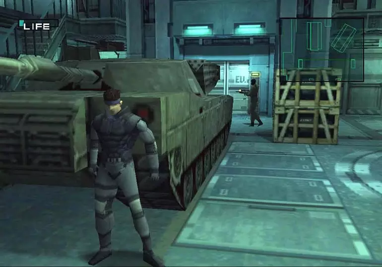 Solid Snake se esconde atrás de tanque.