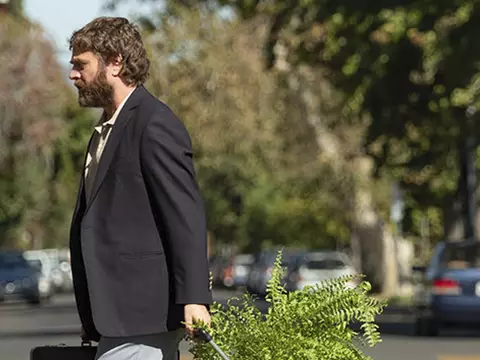 Between Two Ferns | Zach Galifianakis entrevista estrelas em trailer do filme