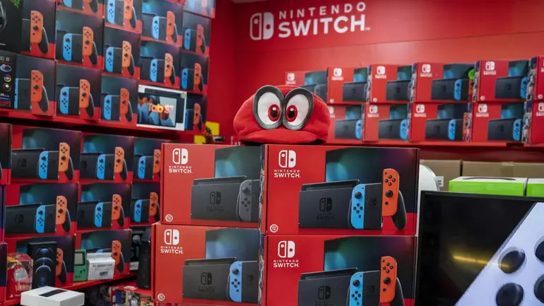 Imagem de caixas de Nintendo Switch em loja de games