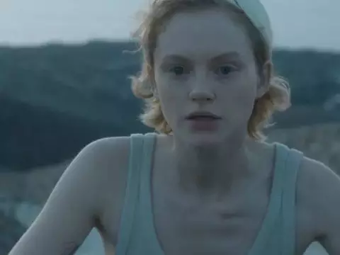 Emma Laird em Satisfação (Reprodução)