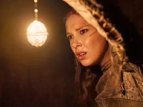 Millie Bobby Brown em cena de Donzela