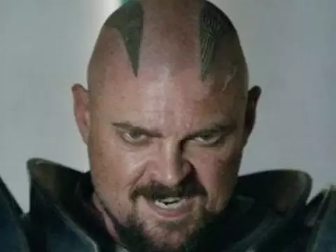 Thor: Ragnarok | Taika Waititi fez questão de ele mesmo raspar cabeça de Karl Urban
