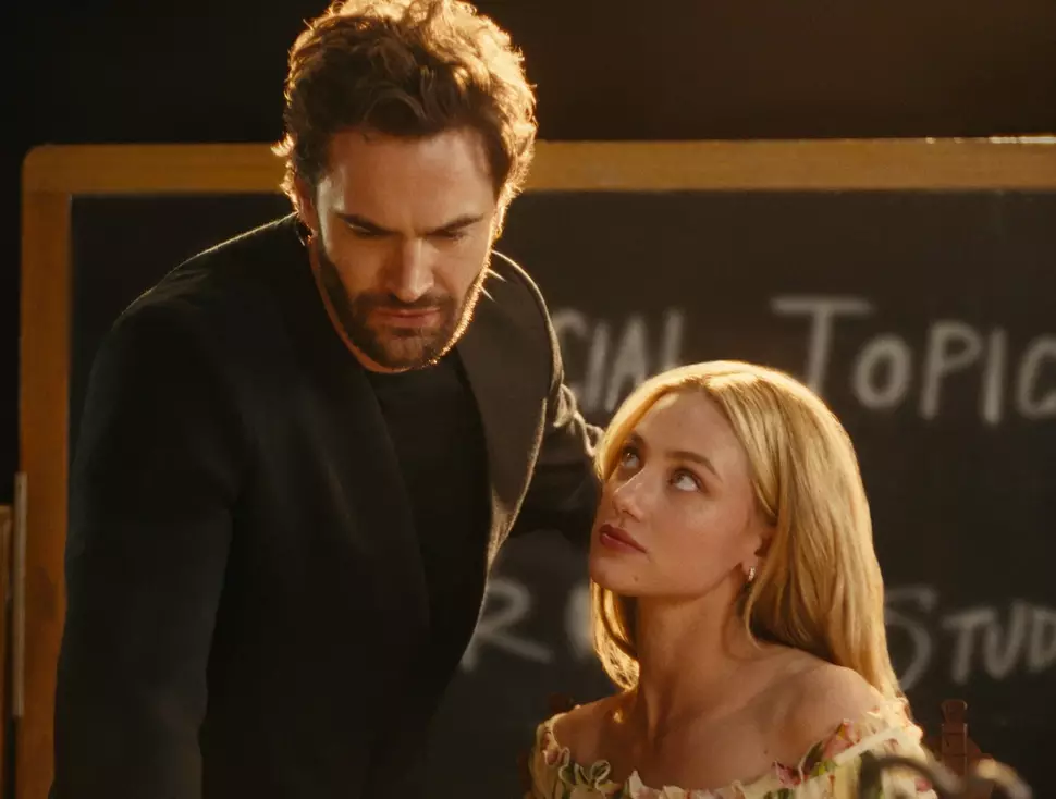 A Hipotese Do Amor Lili Reinhart E Tom Bateman Casal Em Novo Projeto