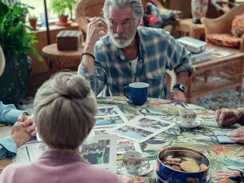 Cena de O Clube do Crime das Quintas-Feiras (Reprodução)