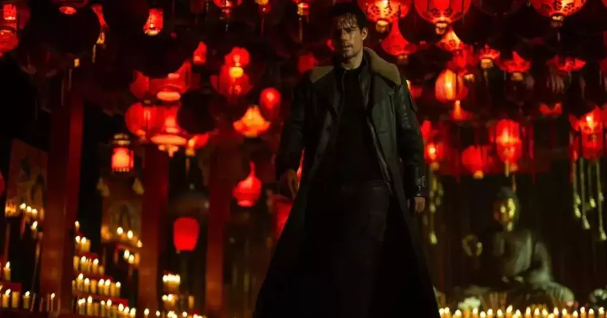 Henry Cavill no set de filmagens do reboot de Highlander, ostentando visual escocês.