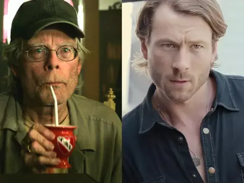 Stephen King, em cena de IT: Capítulo 2, e Glen Powel, em cena de Assassino por Acaso