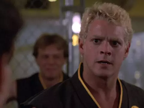 Chad McQueen, como Dutch, um dos membros da Cobra Kai nos dois primeiros filmes de Karatê Kid